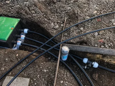 Verlegung von Rohren und Verbindern für ein automatisches Bewässerungssystem im Garten – fachgerechte Installation