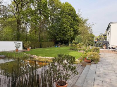 Gepflegter Privatgarten in Dresden-Pirna mit Naturteich, Rasenfläche, bepflanzter Terrasse und Holzdeck – Gartenbau und Gartengestaltung Gartenkonzepte