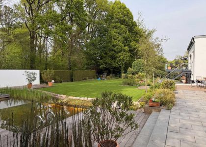 Gepflegter Privatgarten in Dresden-Pirna mit Naturteich, Rasenfläche, bepflanzter Terrasse und Holzdeck – Gartenbau und Gartengestaltung Gartenkonzepte