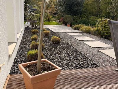 Gestalteter Außenbereich mit Holzterrasse, Kiesbeet, Trittsteinweg und Gehölzpflanzungen – Gartenkonzepte Dresden